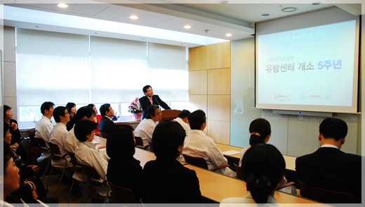 노동영 유방 센터장이 기념식에서 지난 5년간의 유방센터의 발자취를 소개하고 있다.