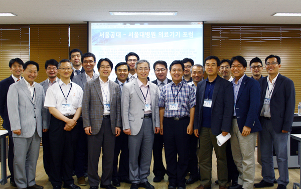 왼쪽부터 차례대로 정창욱 교수(비뇨기과), 강건욱 교수(핵의학과), 서갑양 교수(기계항공공학부), 서대헌 교수(피부과), 전윤석 교수(마취통증의학과), 김희찬 교수(의공학과), 윤형진 교수(의공학과), 김영수 교수(의공학과), 이규언 교수(외과), 오승준 교수(비뇨기과), 신광선 교수(재료공학부), 조남익 교수(전기정보공학부), 전누리 교수(기계항공공학부), 김명수 교수(컴퓨터공학부), 이광근 교수(컴퓨터공학부), 정윤찬 교수(전기정보공학부), 윤성로 교수(전기정보공학부), 김호영 교수(기계항공공학부), 제환준 교수(영상의학과).