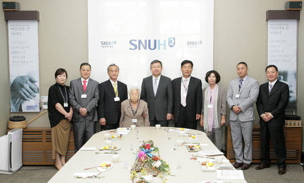 왼쪽부터 (주)어도 김선미, 배정철 대표(부부), 경일빌딩 이영술 대표와 어머니 김용칠 여사, 오병희 원장, 대한전계(주) ? (주)나우티앤씨 임봉희 대표와 김재숙(부부), 앙드레김 가족 김중도 대표와 임세우 실장