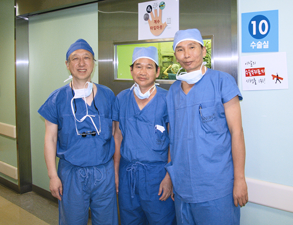 왼쪽부터 김석화 성형외과 교수, Dr. Khaophone, Dr. Khammoune