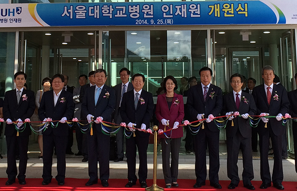 (왼쪽부터) 정연한 서울대병원 감사, 강대희 서울대의대 학장, 오병희 서울대병원장, 성낙인 서울대 총장, 이인선 경상북도 정무부지사, 이한성 국회의원, 고윤환 문경시장, 이응천 문경시의회 의장. 