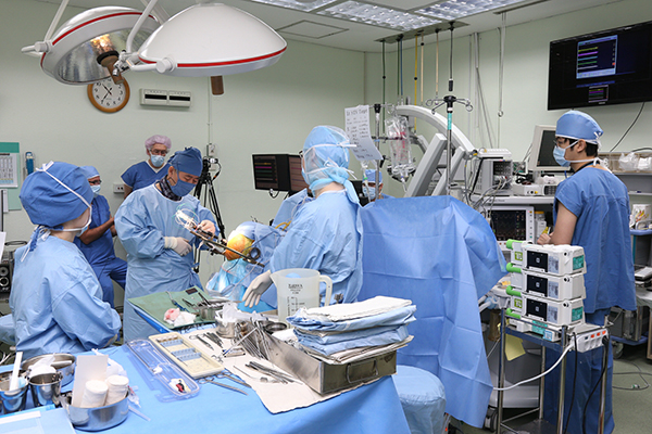 수술실에서 뇌심부자극술을 선보이는 신경외과 백선하 교수