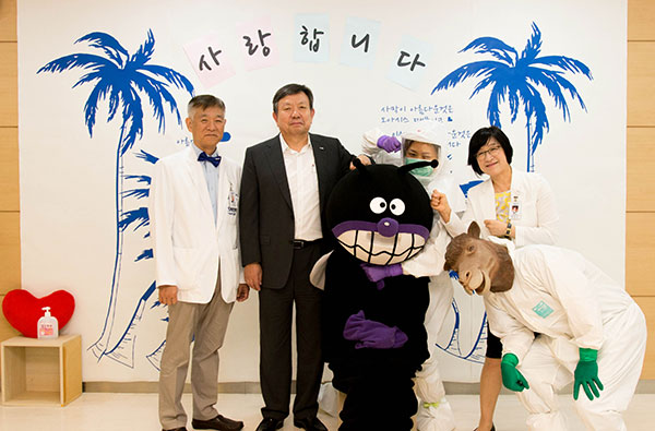 (왼쪽부터) 김희중 진료부원장, 오병희 병원장, 송경자 간호본부장이 메르스 바이러스를 퇴치하는 (방호복을 입은)간호사와 함께 했다