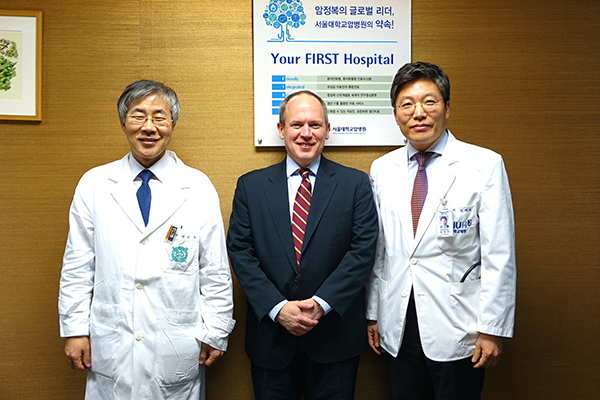 left Dr. Paek, Sun Ha,  Batchelor MGH, Cancer Hospital President Kim, Tae-You