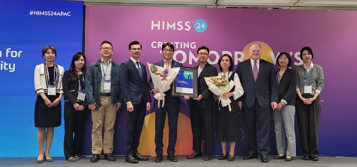 [사진] 사이먼 린 HIMSS APAC 부사장(왼쪽 4번째), 정창욱 서울대병원 정보화실장(왼쪽 5번째), HIMSS 해롤드 울프 회장(오른쪽 3번째)