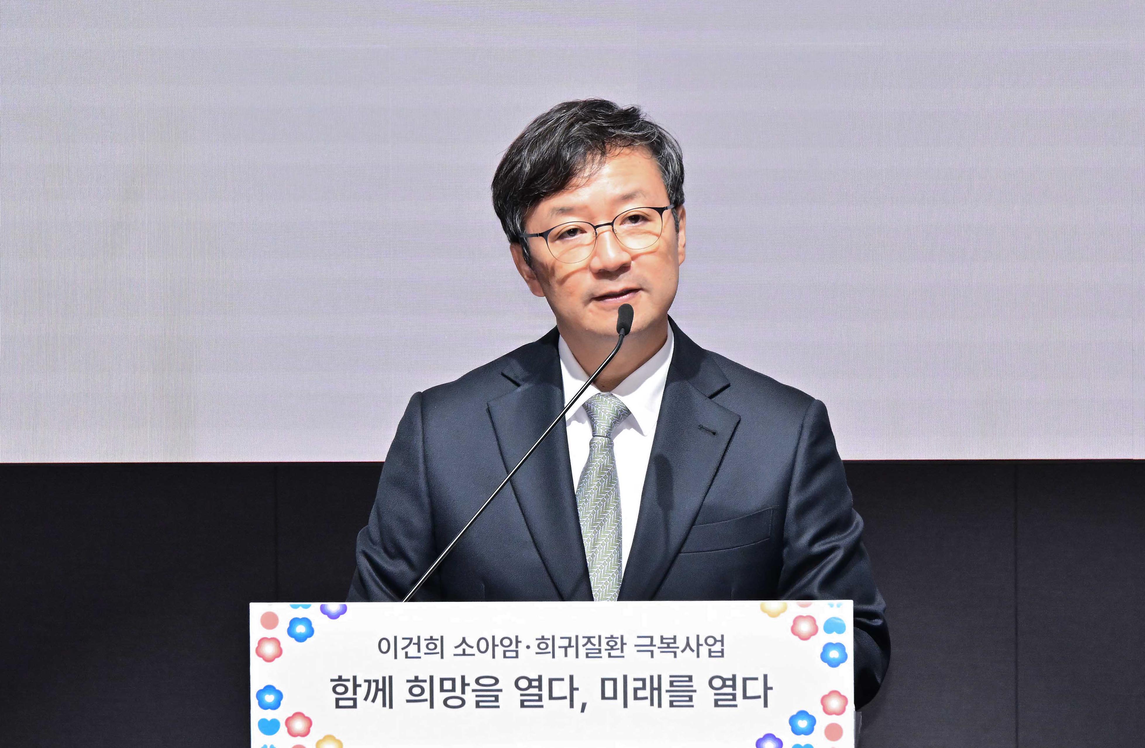 김영태 서울대병원장이 21일 서울대어린이병원에서 열린 '이건희 소아암ㆍ희귀질환 극복사업, 함께 희망을 열다, 미래를 열다' 행사에 참석해 환영사를 하고 있다.